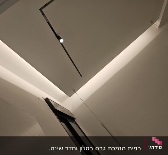 תקרת גבס עם תאורה שקועה ונקודת אור